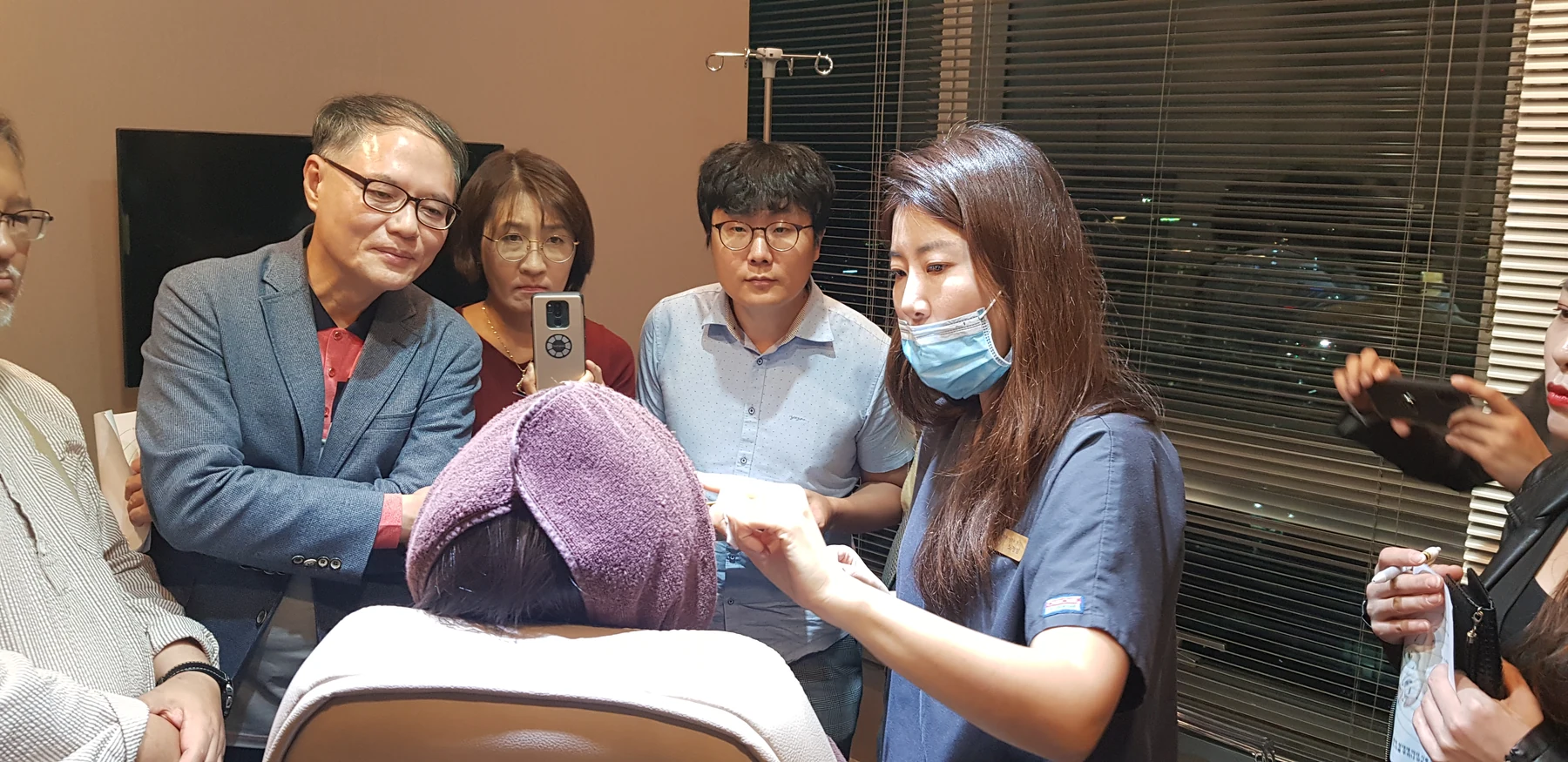 Dr. Jung Im No leading a botulinum toxin lecture and demonstration in Anyang in 2019